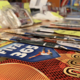 poslozeni albumi na stolu za 6 sajam slicica split